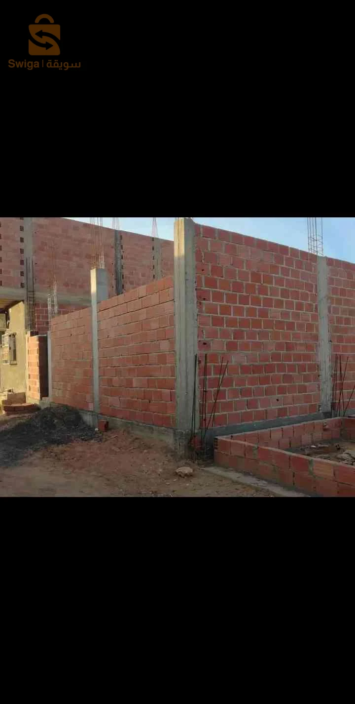 كاين مسكن يصلح قراجات لي البيع في بنطيوس مخادمة فيه 150متر وكاين أرض لي البناء فيها 300متر في الفيلاج قريب ليها المدرسة السبيطار والغاز وجميع المرافق الحيويةبسومة لووز