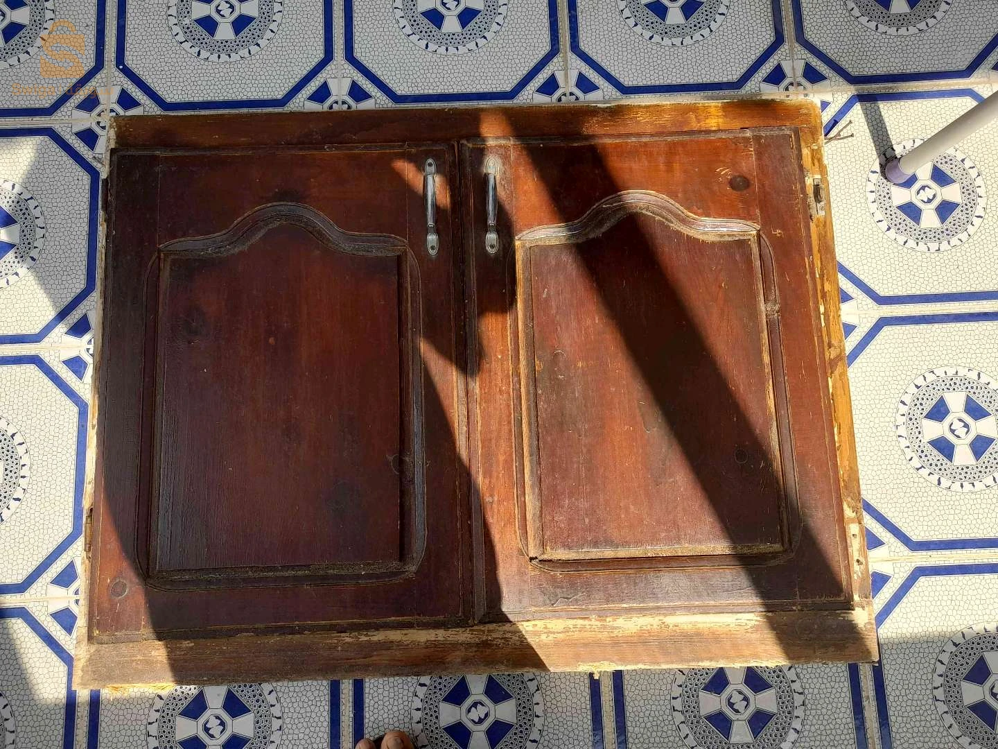 à vendre  élément  cuisine  et  deux cadres avec leurs portes pour potager
