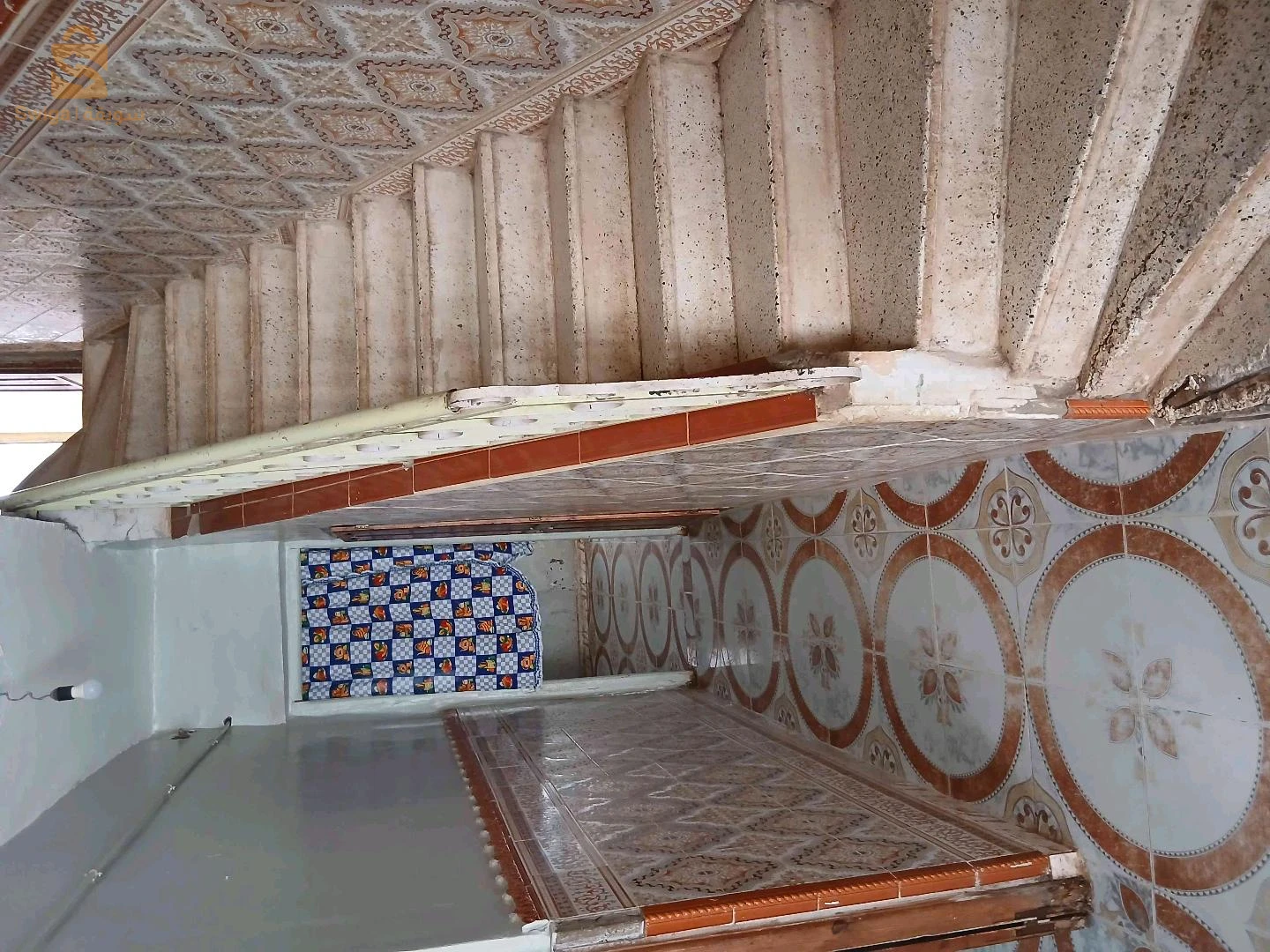 بيع منزل فيه التحت غرفة و مطبخ و حوش صغير فيه الدوش و المرحاض و الطابق الفوق كاين غرفتين