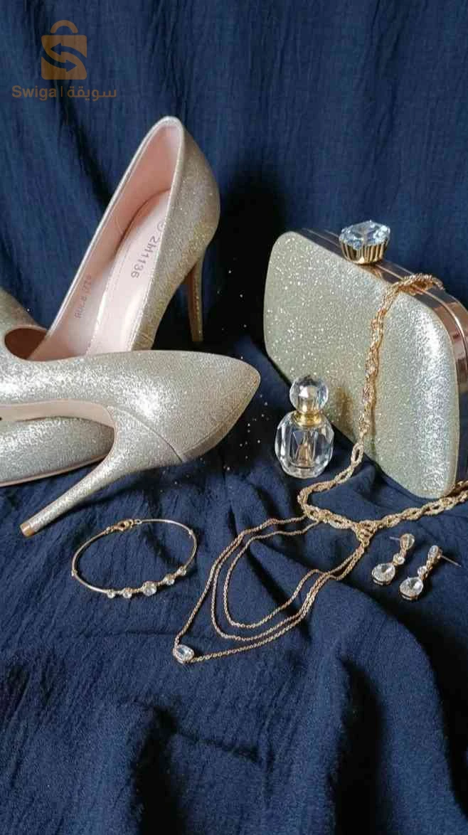 chaussure soirée en doré avec la pochette