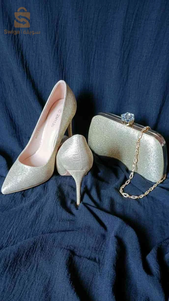 chaussure soirée en doré avec la pochette