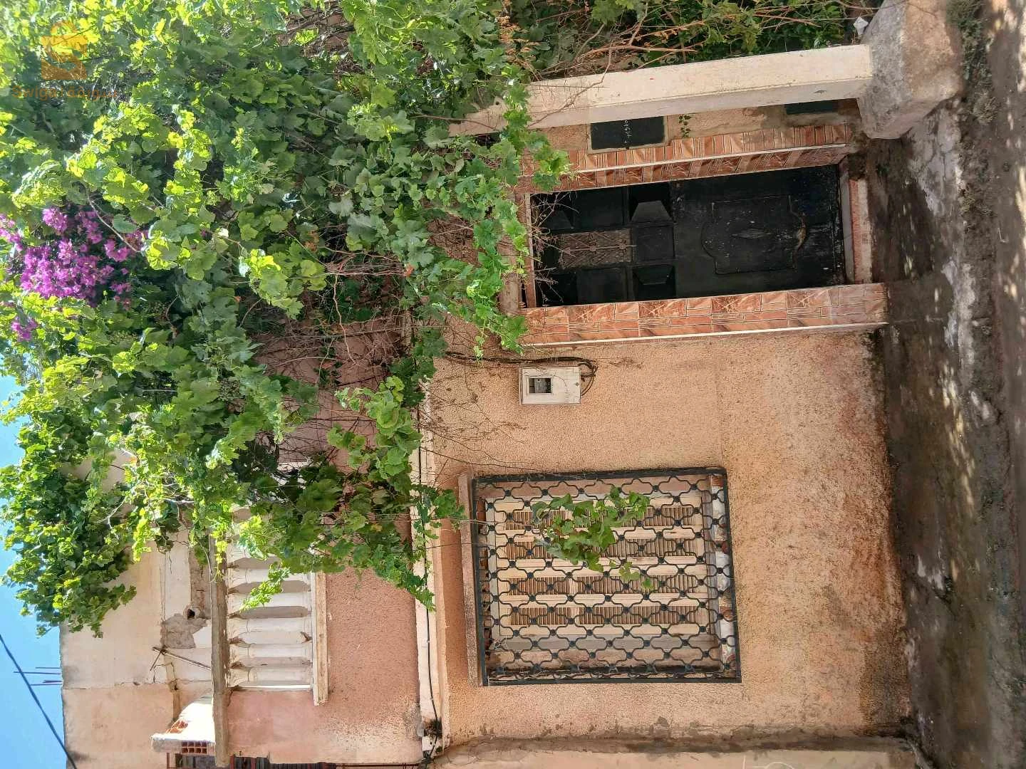 بيع منزل فيه التحت غرفة و مطبخ و حوش صغير فيه الدوش و المرحاض و الطابق الفوق كاين غرفتين