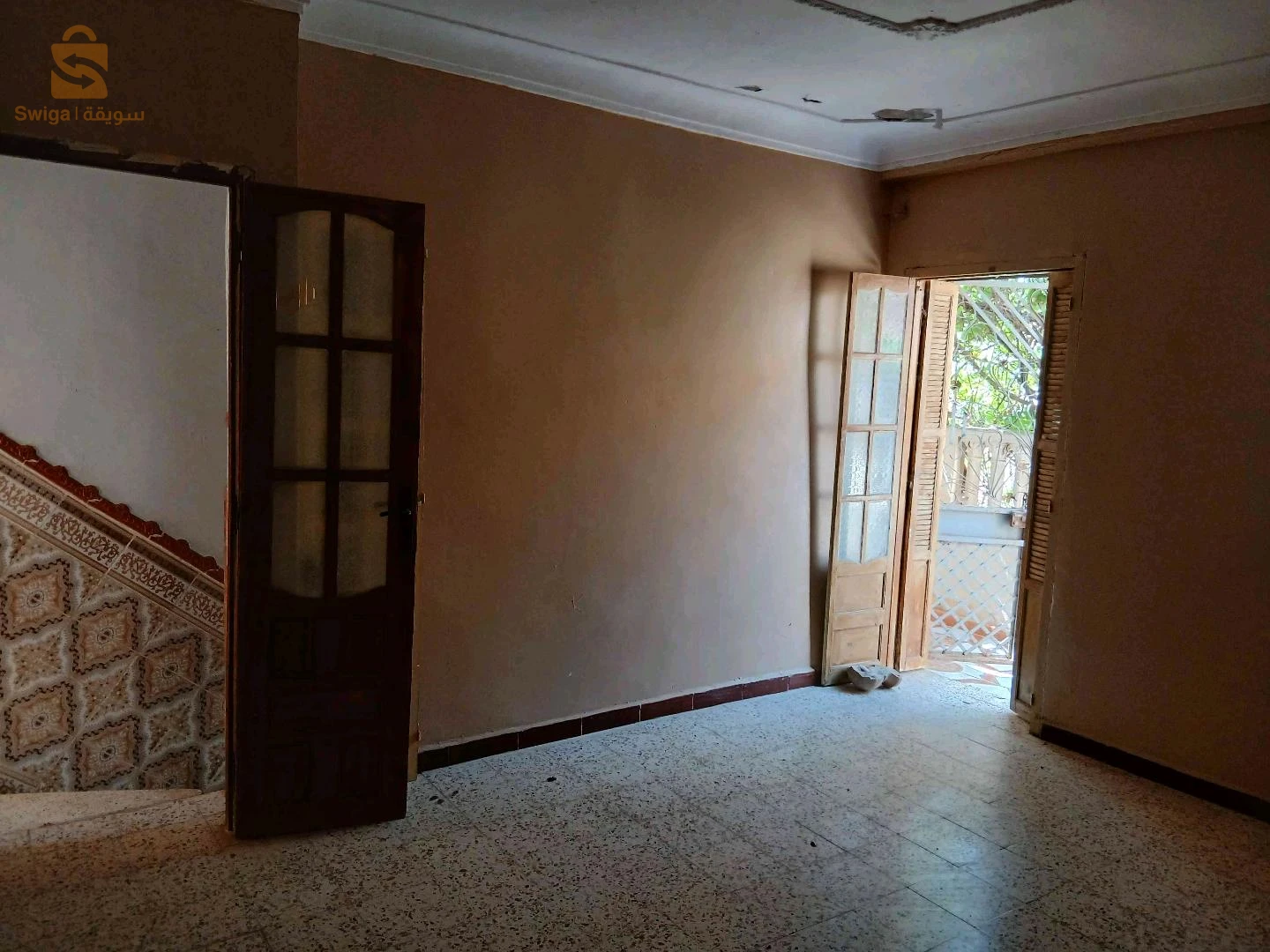 بيع منزل فيه التحت غرفة و مطبخ و حوش صغير فيه الدوش و المرحاض و الطابق الفوق كاين غرفتين