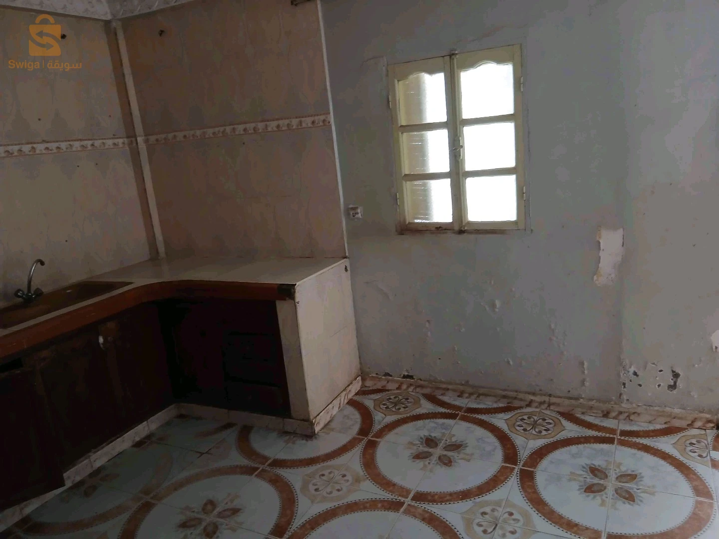 بيع منزل فيه التحت غرفة و مطبخ و حوش صغير فيه الدوش و المرحاض و الطابق الفوق كاين غرفتين