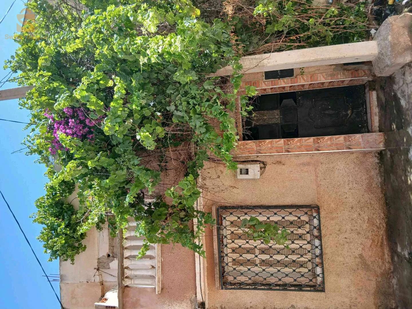 بيع منزل فيه التحت غرفة و مطبخ و حوش صغير فيه الدوش و المرحاض و الطابق الفوق كاين غرفتين