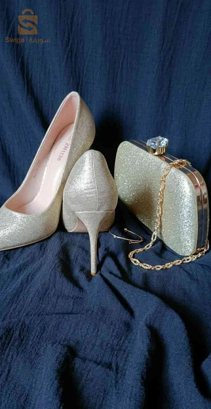 chaussure soirée en doré avec la pochette