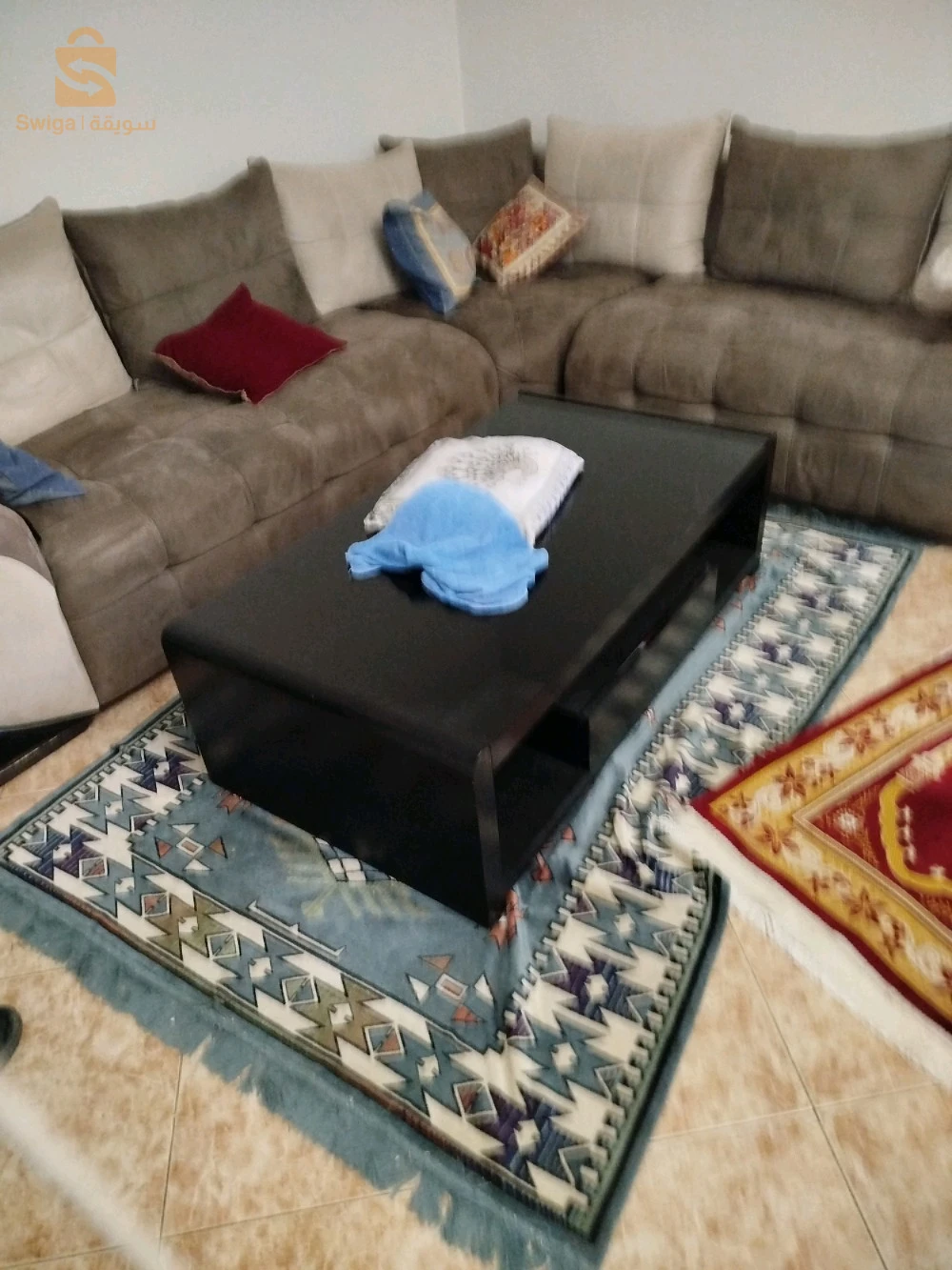 أريكة وطاولة