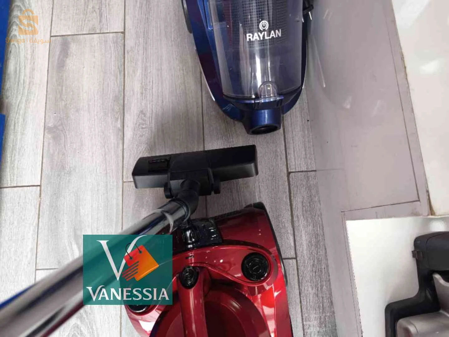 Aspirateur 1600W Marque Raylan Couleur Rouge