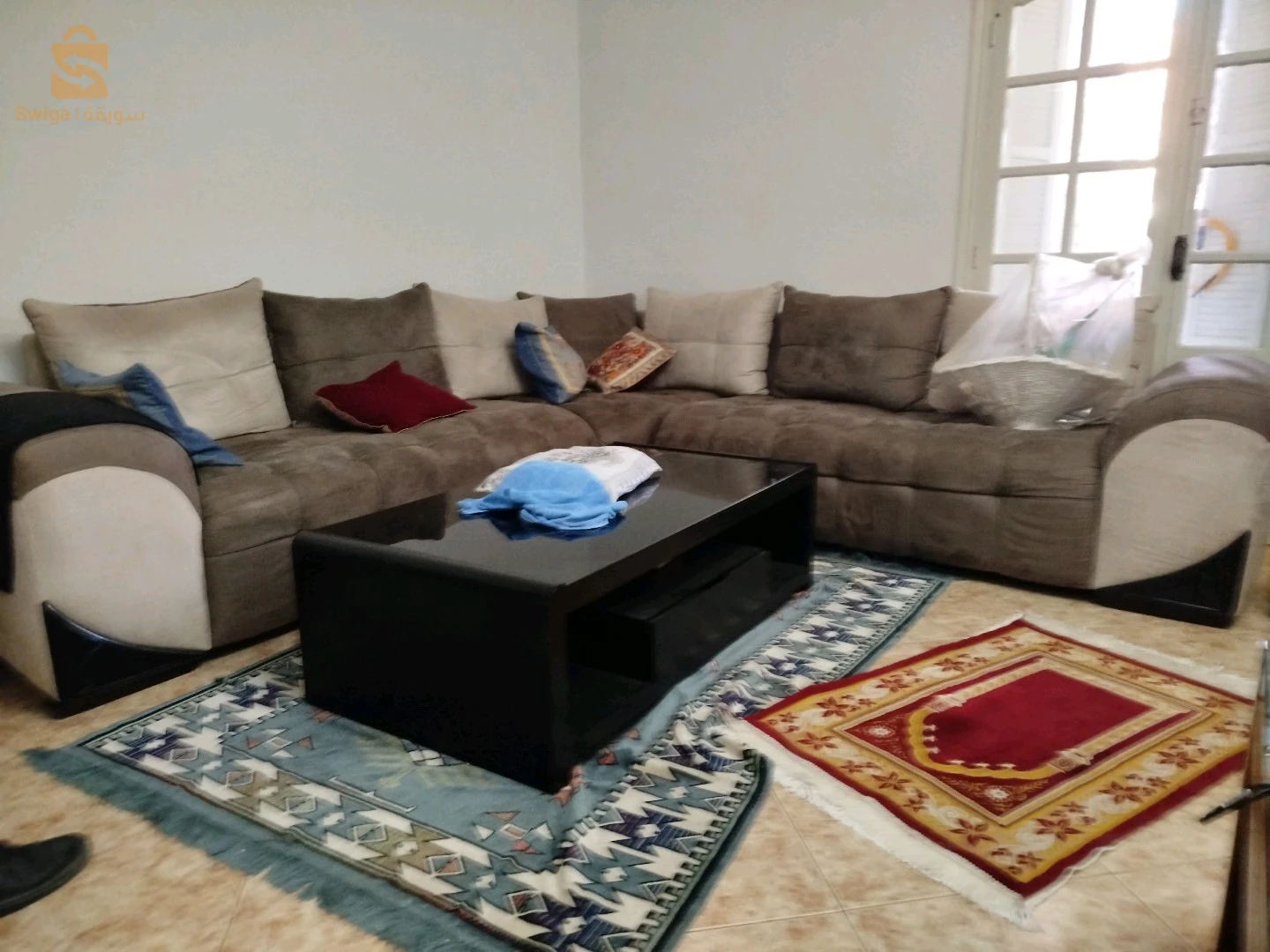 أريكة وطاولة