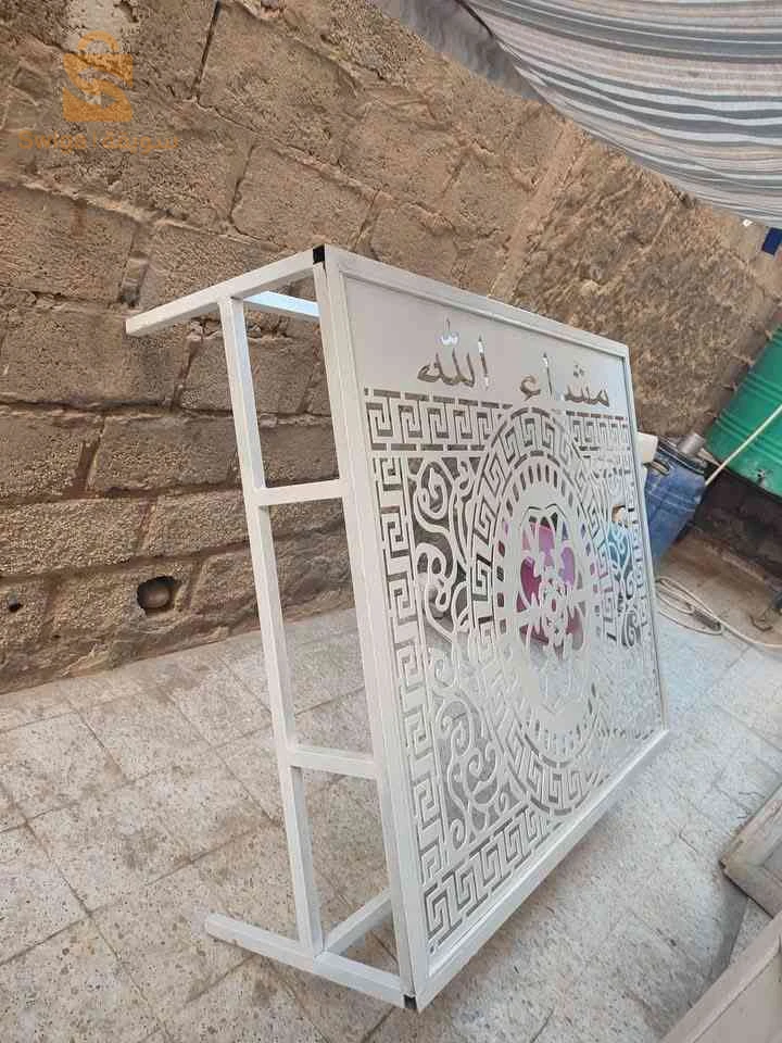 نافذة منزل من الحديد