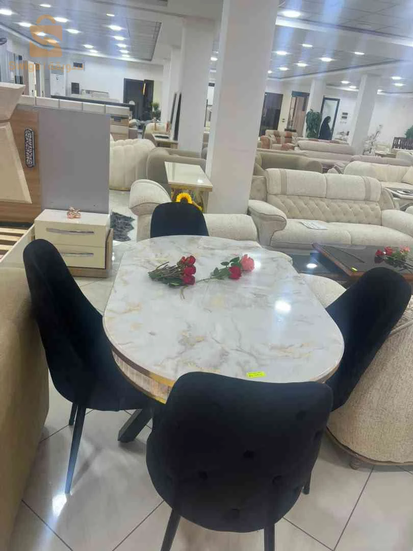طاولة طعام فاخر مع كراسي