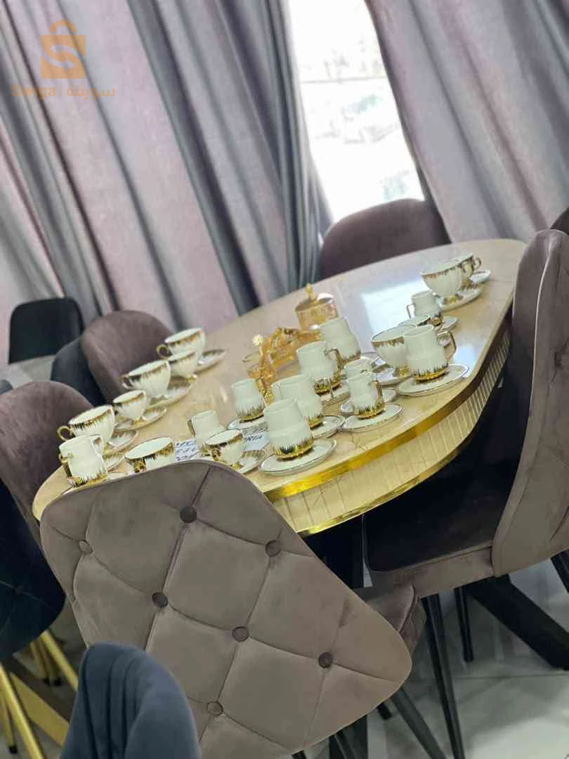 طاولة طعام فاخر مع كراسي