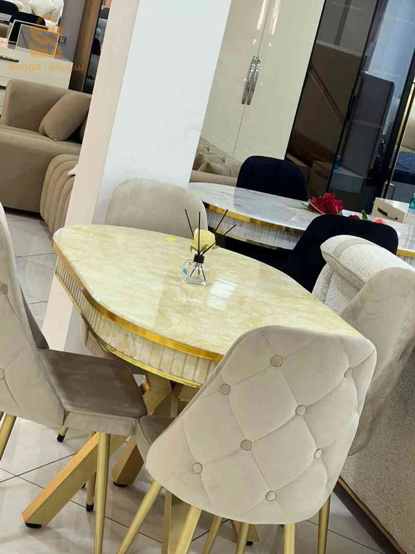 طاولة طعام فاخر مع كراسي
