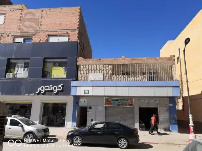 عقار تجاري بحي المستشفى بلقرب من مديرية الولائية للضرائب و بلقرب من  مديرية ولائية للنقل و مجلس الشعبي الولائي
