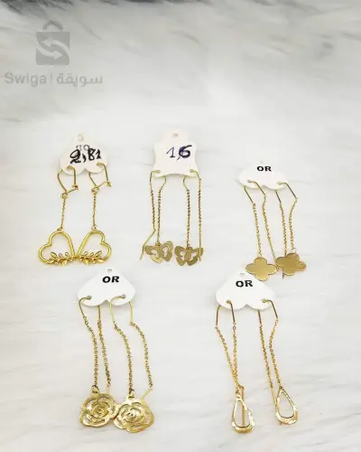 des boucles d'oreilles