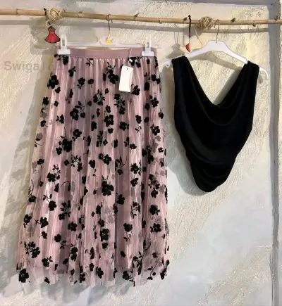 تنورة وبلوزة