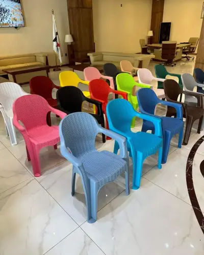 Chaises en plastique
