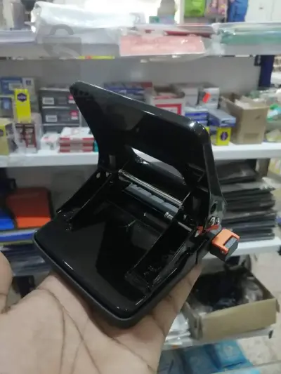 الة ثقب الأوراق