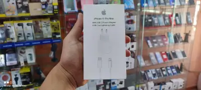 IPHONE 11 PRO MAX 18W 
USB-C POWER ADAPTER UIPHONE 11 PRO MAX 18W 
USB-C POWER ADAPTER USB-C