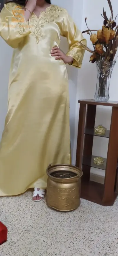 جبة مطروزة بشعرة حرة