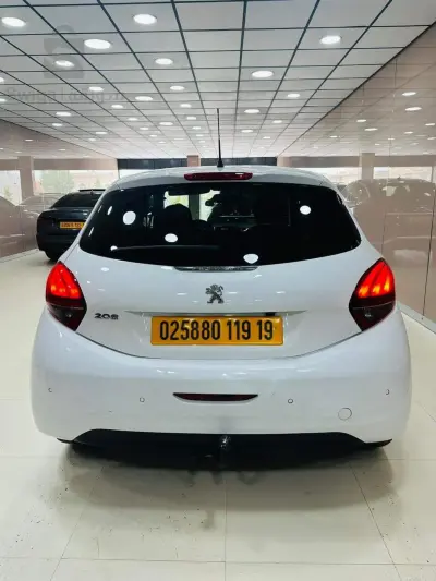 PEUGEOT        208