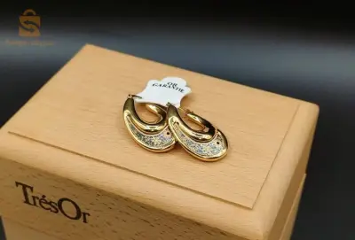 des boucles d'oreilles en or
