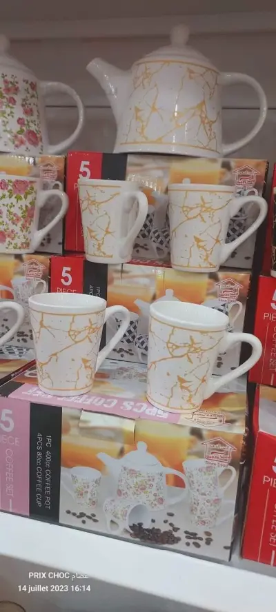 بريق و 4 فناجيل