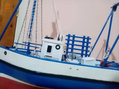 Vous aimez les antiquités artisanale je vous présente un ancienne maquette de bateaux de pêche fabrication artisanale en bois très solide et bien fini rustique déco marine l'un des bateaux de pêche les plus connus en Europe un modèle réduit classique et élégant pour compléter votre collection
Dimensions 80x80x20cm
Pour plus d'informations appelez moi sur 07.82.77.43.99 merci