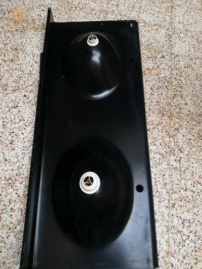 Lavabo double vasque en verre noir de salle de bain occasion. 
Dimension :144 cm × 60 cm
Avec miroir de la même dimension et deux lampes originales
Sans teroir