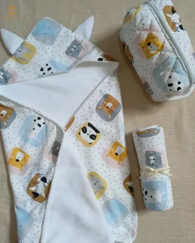 une cape de bain bébé( a 2500da )+ une trousse de toilette(a 800da)
