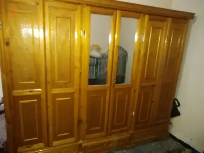 خرانة مستعملة ، سومة في المتناول