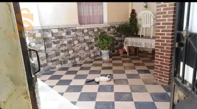 Logement au rez-de-chaussée avec 200 m
 A vendre,i