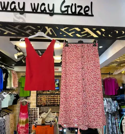 تنورة و بلوزة