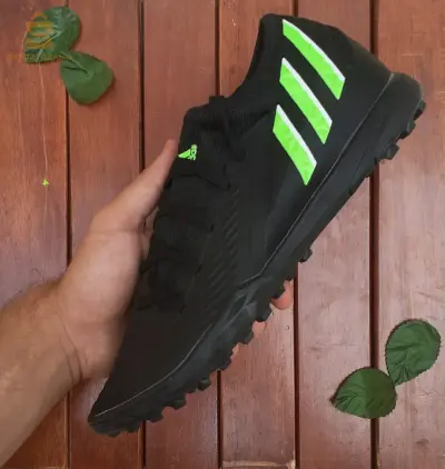 حذاء رياضي أديداس