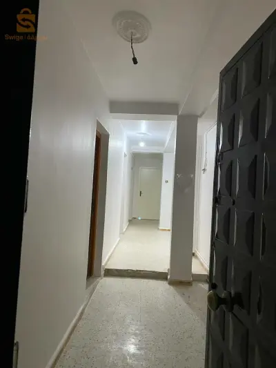 Un appartement à louer au rez-de-chaussée pour médecins et projets spéciaux, pas pour logement. Il comprend 3 grandes pièces, une entrée, une porte et un garage.