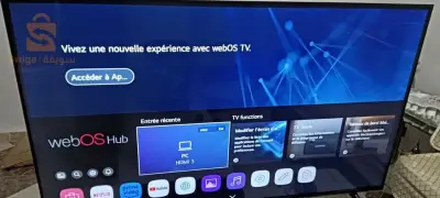 تلفاز 64 قدم مع طاولة تلفاز