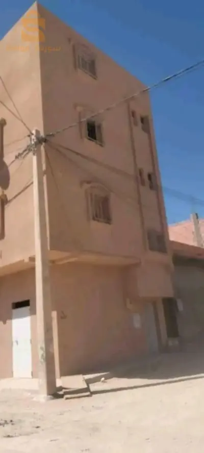 السلام عليكم 
سكن للبيع بحي الزريعة موقع تجاري مساحته 7/11 __2فاص يتكون من طابق ارضي وطابق اول وطابق ثاني وطابق ثالث فيه مستودعين  وشقتين f3 وشقة f2 مكريين يعني سكن تجاري بالقرب من مسجد و ابتدائية الوثائق تنازل  المهتم يراسلني نعطيه رقم مولاه