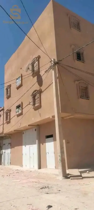 السلام عليكم 
سكن للبيع بحي الزريعة موقع تجاري مساحته 7/11 __2فاص يتكون من طابق ارضي وطابق اول وطابق ثاني وطابق ثالث فيه مستودعين  وشقتين f3 وشقة f2 مكريين يعني سكن تجاري بالقرب من مسجد و ابتدائية الوثائق تنازل  المهتم يراسلني نعطيه رقم مولاه