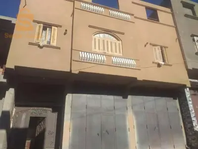 سكن للبيع حي الوئام قبل ثانوية ابن خلدون 150متر دفتر عقاري جميع المرافق متوفرة سكن مقيوم كامل متكون من 3قرجات وصالة مرحاض ودوش لتحت والشوق 5غرف ومطبخ ومرحاض ودوش ولاتيراس محوطة كاملة 0660333852