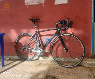 Velo cours carbon 
Mark Lapierre slite t3 
Taille 53 52
10 vitesse 
3 plataux