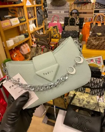سيدتي الأنيقة❤️🥀 منيش ناسيك🙈  جبنالك صاك👜👜 فخامة👌🦩 لتلبسيها يجي معاه متوفر بعدة ألوان 🎀😍

توصيل متوفر🚖 جميع الولايات 
الدفع عند الإستلام 🤝🤝