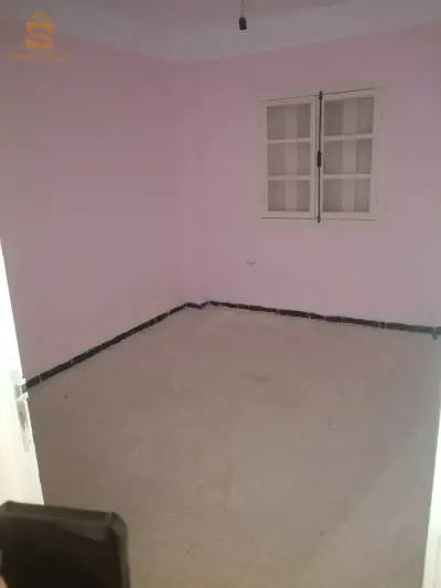شقق وأراضي قريبة من البحر