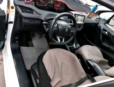 208 hdi 1.6 
ما فيها والو معاود