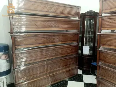 canapé et table de bois rouge