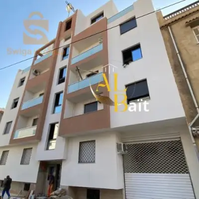 شقة من نوع F4 مجهزة بالكامل وقريبة من كل المرافق الضرورية وبعقد فردي ودفتر عقاري