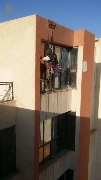تنظيف الواجهات و النوافذ الزجاجة