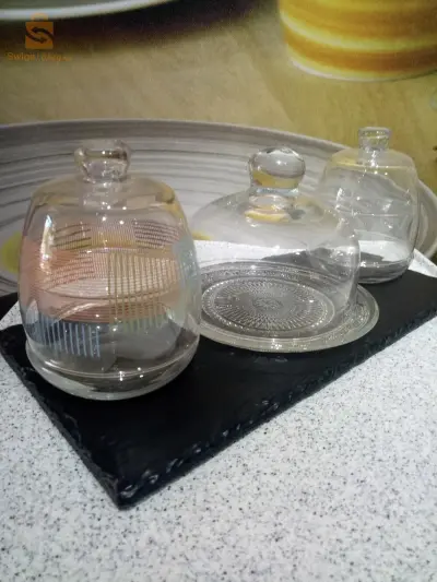 verre et assiettes avec cloche