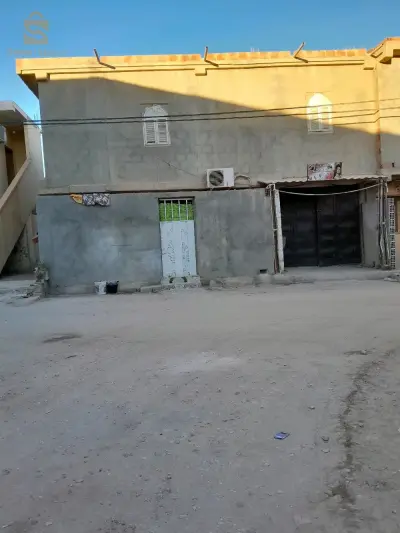 بيت عائلي مكون من طابقين  و7 غرف وكاراج