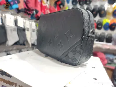 pochette et casquette et choussette