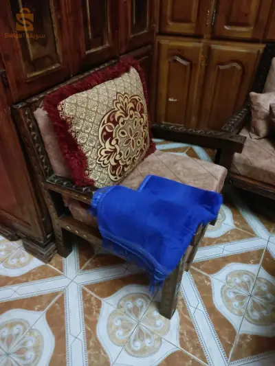 أريكة مع كراسي و طاولة